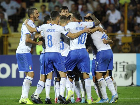 Italy leave it late to get past 10-man Armenia