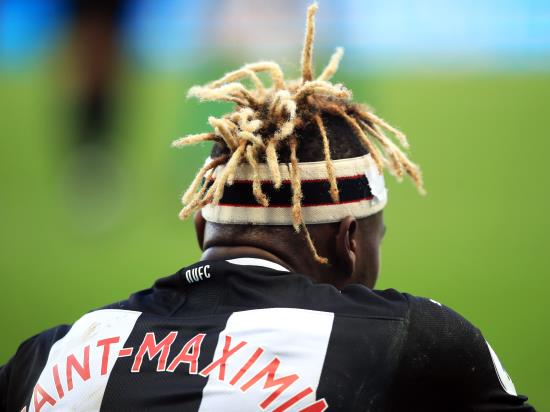 Saint-Maximin takes Newcastle into fifth round and sees off battling Oxford