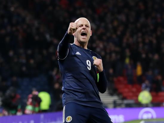 Steven Naismith scores hat-trick as Hearts extend lead and winning streak