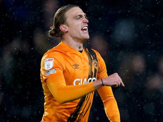 Tom Eaves salvages point for 10-man Hull with late leveller against Blackpool
