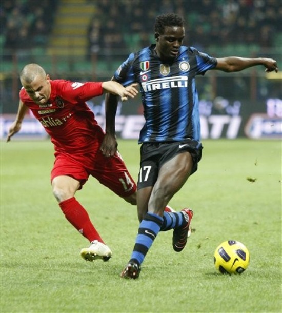 Ivan Ramiro Cordoba (R)vies with Cagliari's forward Robert Acquafresca