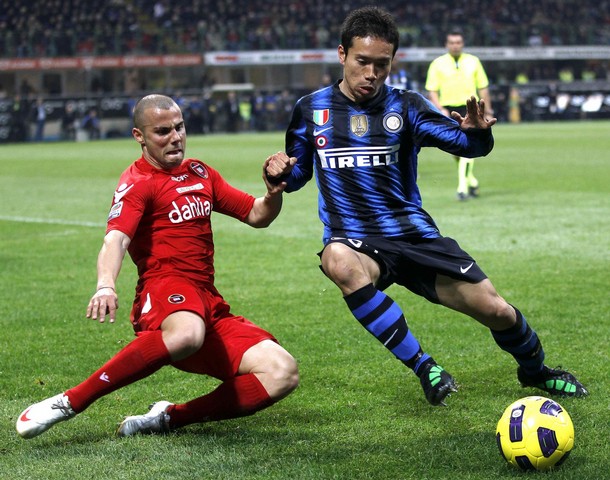 Ivan Ramiro Cordoba (R)vies with Cagliari's forward Robert Acquafresca