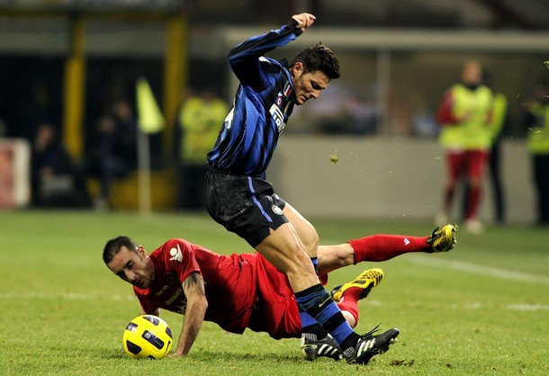 Ivan Ramiro Cordoba (R)vies with Cagliari's forward Robert Acquafresca