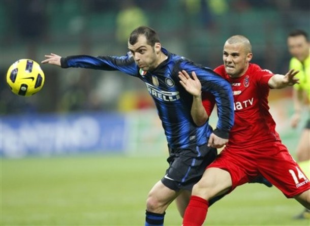 Ivan Ramiro Cordoba (R)vies with Cagliari's forward Robert Acquafresca