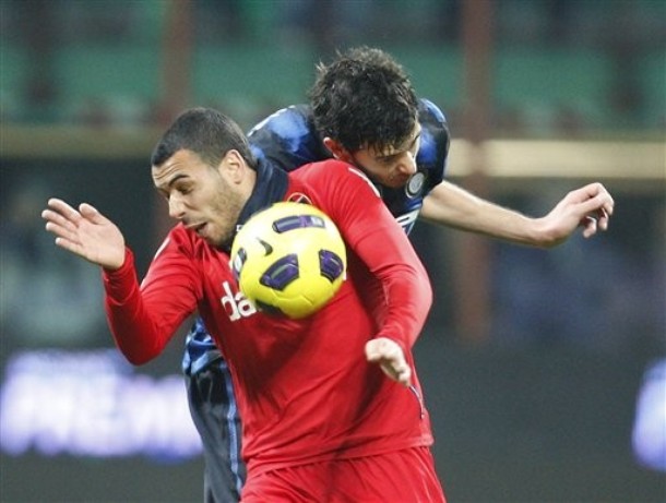 Ivan Ramiro Cordoba (R)vies with Cagliari's forward Robert Acquafresca