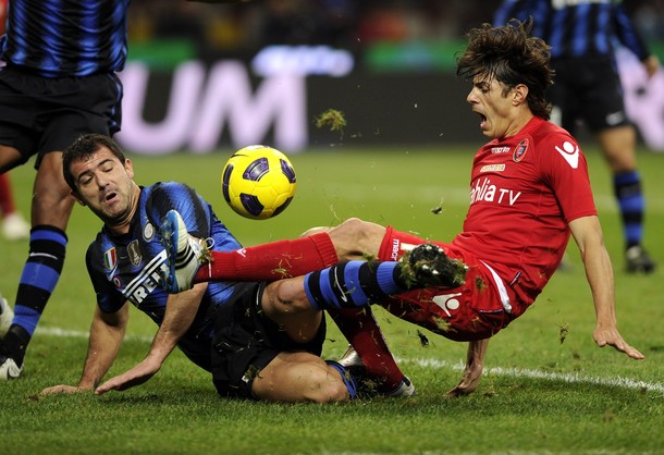 Ivan Ramiro Cordoba (R)vies with Cagliari's forward Robert Acquafresca