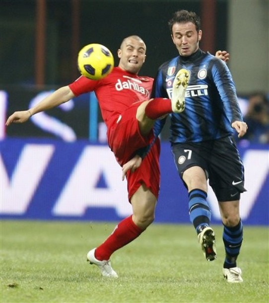 Ivan Ramiro Cordoba (R)vies with Cagliari's forward Robert Acquafresca