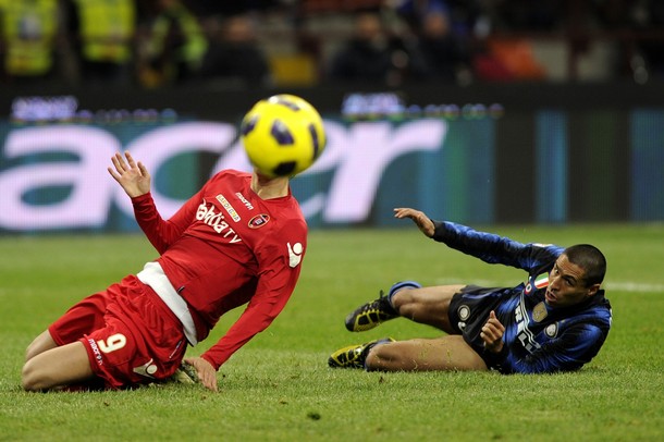 Ivan Ramiro Cordoba (R)vies with Cagliari's forward Robert Acquafresca