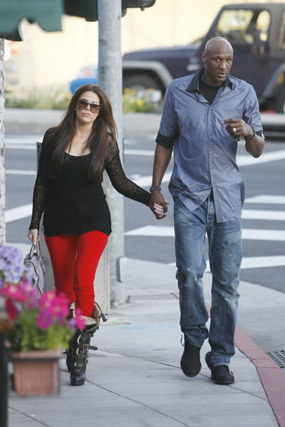 Khloe Kardashian And Lamar Odom Share a Kiss in Public