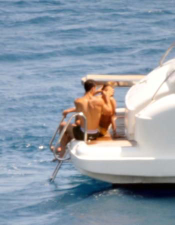 Ronaldo and his girlfriend were Hidden on the yacht