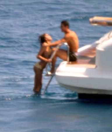 Ronaldo and his girlfriend were Hidden on the yacht