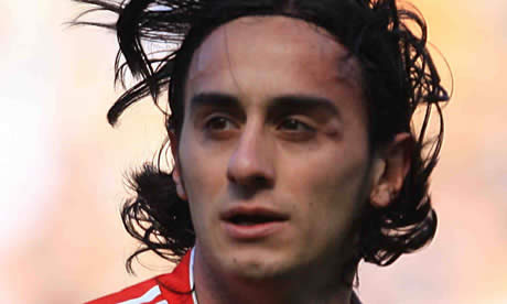 Liverpool's Alberto Aquilani edges towards Fiorentina loan move