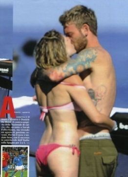 Daniele De Rossi kissing her girlfriend in Ponza