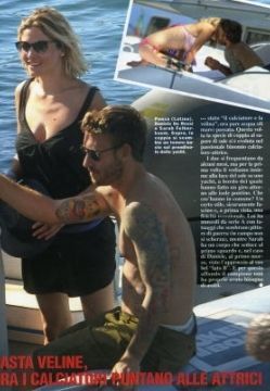 Daniele De Rossi kissing her girlfriend in Ponza