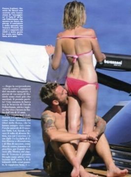 Daniele De Rossi kissing her girlfriend in Ponza