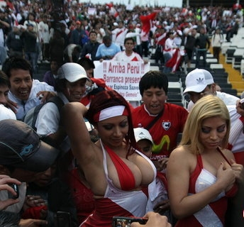 World Cup Qualifier, Chile won over Peru, and sexy fan is the shining point!