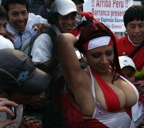 World Cup Qualifier, Chile won over Peru, and sexy fan is the shining point!