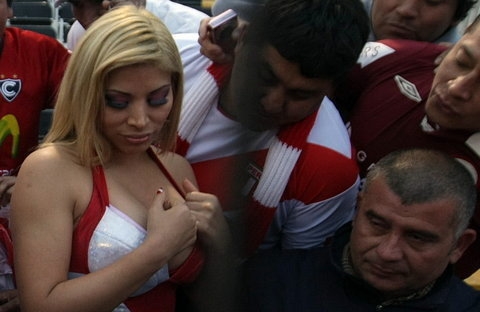 World Cup Qualifier, Chile won over Peru, and sexy fan is the shining point!