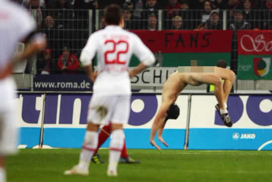 Weird fan doing somersault on the field - Augsburg 1-2 Bayern Munich