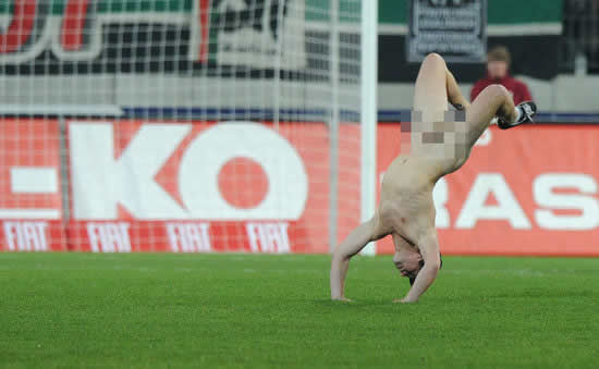 Weird fan doing somersault on the field - Augsburg 1-2 Bayern Munich