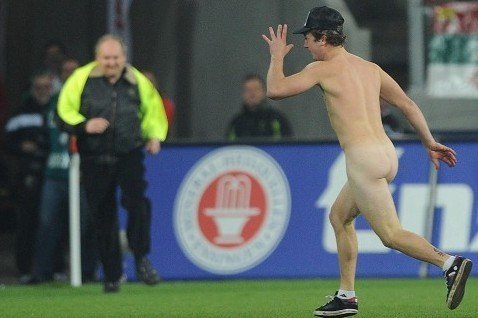 Weird fan doing somersault on the field - Augsburg 1-2 Bayern Munich