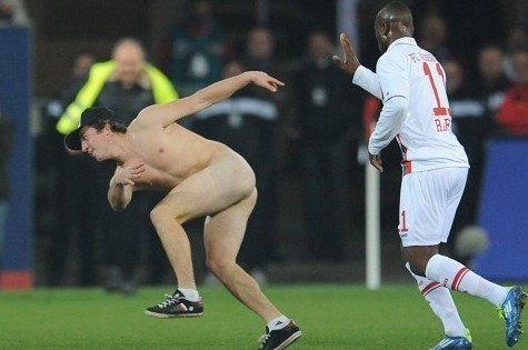 Weird fan doing somersault on the field - Augsburg 1-2 Bayern Munich