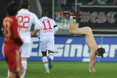 Weird fan doing somersault on the field - Augsburg 1-2 Bayern Munich