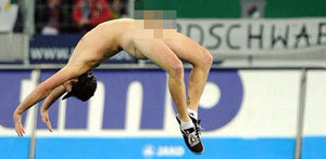 Weird fan doing somersault on the field - Augsburg 1-2 Bayern Munich