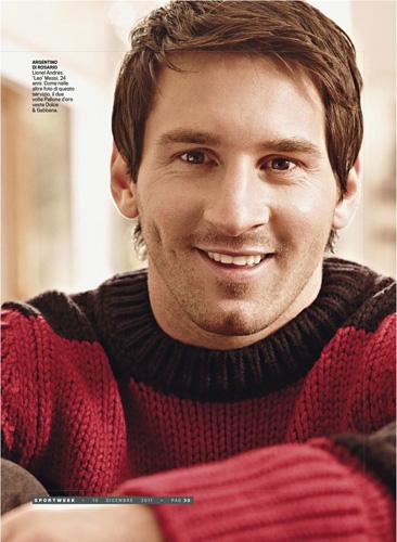 Messi takes photos for《SportsWeek》