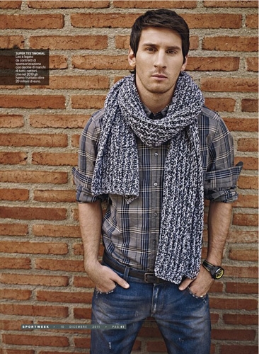 Messi takes photos for《SportsWeek》