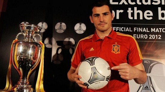 Casillas on hand to unveil EURO final ball