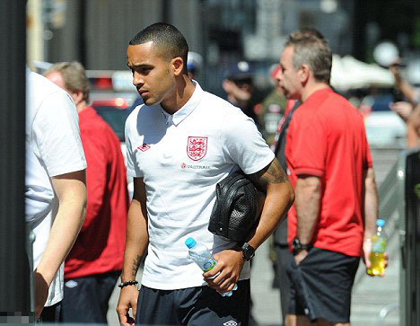 Walcott a worry for Hodgson as England winger leaves training with hamstring problem