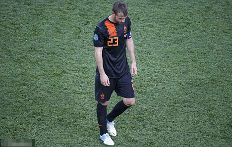 Robben and Van der Vaart hint at Dutch squad divisions, labelling Euro 2012 campaign 'rubbish'
