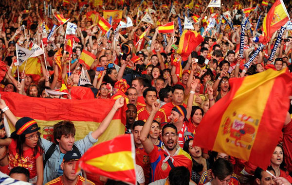 Spanish fans celebrate Euro Cup win