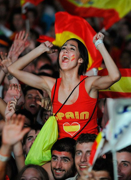 Spanish fans celebrate Euro Cup win