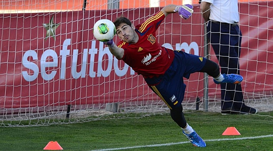 NATIONAL COACH WILL AGAIN PLAY IKER AS SPAIN'S NO. 1 - Casillas never lets Del Bosque down