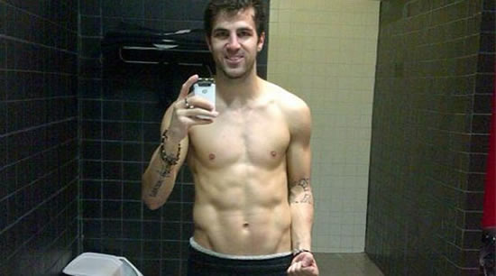 HE JOKED ABOUT CESC'S PHOTO OF HIS ABS - Pique to Fabregas: 