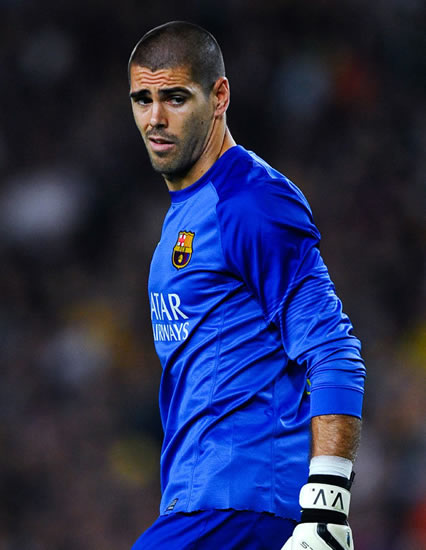 Manchester City close to signing Barcelona keeper Victor Valdes