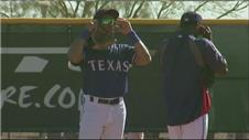 Seahawks quarterback Wilson tries his hand at baseball