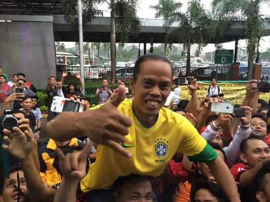 Fabio Cannavaro snaps picture of amazing Ronaldinho lookalike