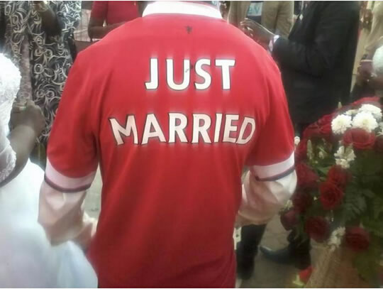 Diehard Man United fan in Kenya dedicated his wedding to his club. Wife looked chuffed