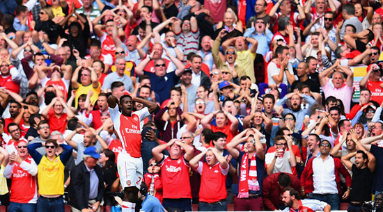 Arsenal fans welcome Danny Welbeck by mimicking his reaction to hitting the post