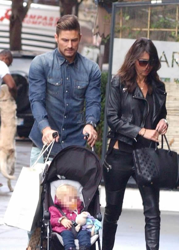 SPOTTED! Olivier Giroud moving freely during stroll around Paris with family
