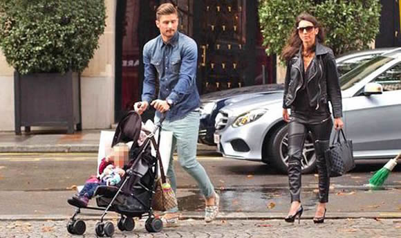 SPOTTED! Olivier Giroud moving freely during stroll around Paris with family