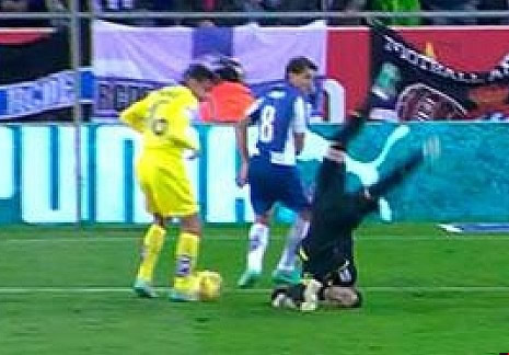 Villareal keeper Asenjo lands on his neck, recovers to play on, taken to hospital with dizzy symptoms