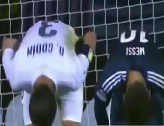 Lionel Messi and Diego Godin in perfect synchronisation