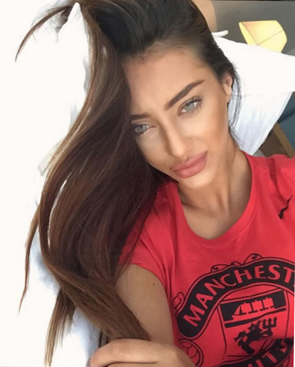 Ronaldinho’s stunning new WAG is a confirmed Man United fan