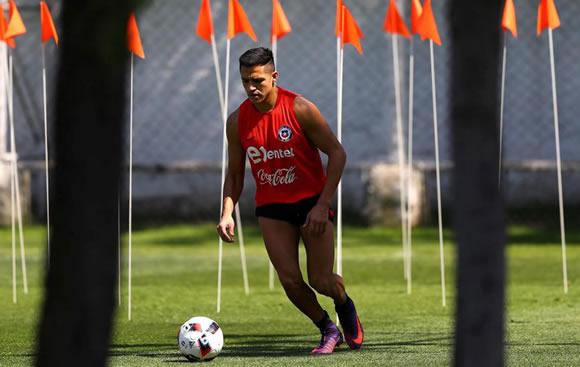 Arsenal's Alexis Sanchez out of Chile qualifier with muscle strain