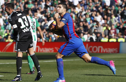 Real Betis 1 - 1 Barcelona: Luis Suarez nets late equaliser as Barcelona take point from Real Betis