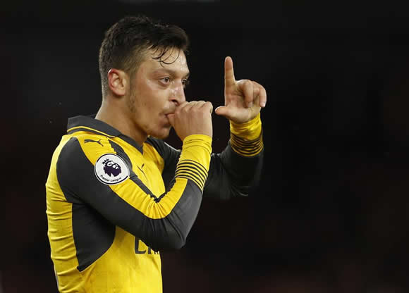 Middlesbrough 1 - 2 Arsenal: Mesut Ozil hits winner as Arsenal keep alive top-four hopes at Middlesbrough